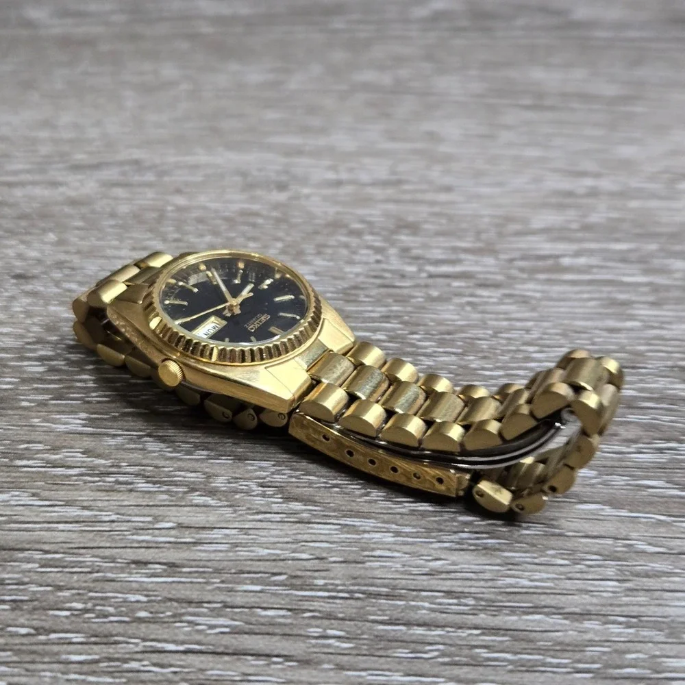 Seiko Quartz Women's Gold Tone Watch Black Dial Day Date Fluted Bezel 7N83-006M